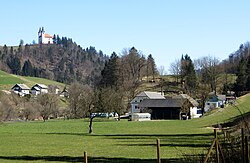 Visoko pri Poljanah, farma Debeljak; na brdu iznad crkva u susjednom naselju Na Logu