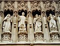 Empat dari sepuluh Kristen martyrs digambarkan dalam patung-patung di atas Pintu Agung Barat