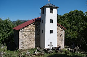 Камбанаријата со западната страна на црквата