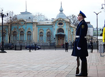 Почесна варта біля будівлі Верховної Ради України