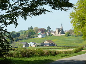 Le village et l'église de Chiddes vus de l'est, de la vallée du ruisseau du Tillot