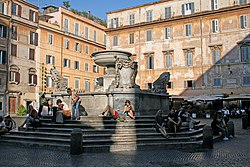 Die fontein op die Piazza Santa Maria in Trastevere is 'n gewilde ontmoetplek vir Romeine en toeriste