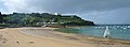 La plage de Lanvéoc et la pointe de Lanvéoc vues vers l'ouest depuis la cale du port.