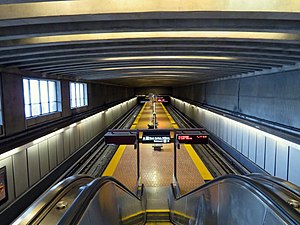 Платформа станции Эшби с эскалатора, март 2018.JPG