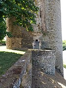 Porte donnant accès au rez-de-chaussée de la tour où étaient conservées les denrées alimentaires.