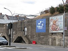 Blockhaus DY10 vu de côté en 2010 avec, entre autres, l'affiche des Machines de l'Île de Nantes.