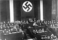 帝國議會遭縱火後移至克羅爾歌劇院開議，希特勒在台上演說推動法案。