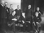 Photograhie en noir et blanc des membres du cabinet d'Adolf Hitler, prise le 30 janvier 1933 : assis, de gauche à droite, Hermann Göring, Adolf Hitler et Franz von Papen.