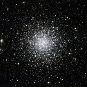 ハッブル宇宙望遠鏡 (HST) の掃天観測用高性能カメラ (ACS)で撮像された球状星団NGC 7006。