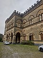 Facciata vista dal viale d'ingresso, si notano gli archi del portico