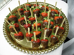 English: A tray of chocolate-covered strawberr...