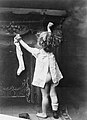 Een meisje hangt haar sok voor de schoorsteen