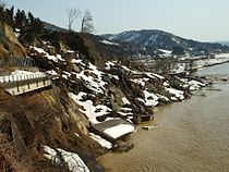長岡市妙見の崖崩れ現場。2005年4月撮影。