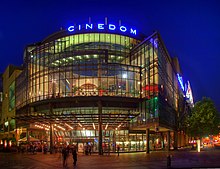 Das ist das Kino 220px-Cinedom_Köln_-_Abends_(8762-64)