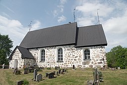 Edsbro kyrka i juni 2011