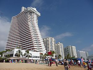 Español: Edificio del Hotel Crowne Plaza en Ac...