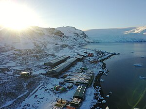 Blick von der Keller-Halbinsel mit der brasilianischen Estação Antártica Comandante Ferraz nach Norden auf die Mündung des Stenhouse-Gletschers in die Bucht Visca Anchorage