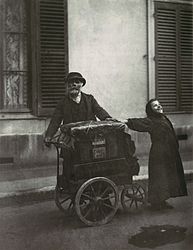 Eugène Atget: Straatmuzikant, omstreeks 1898