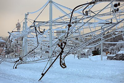 Slika:Freezing rain (glaze) damage at Postojna train station.jpg