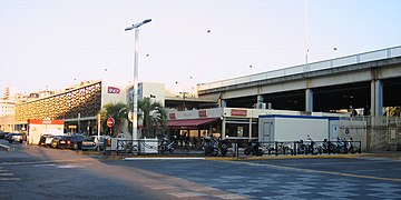 Vue très partielle du parapet et des poteaux soutenant le tablier de la voie rapide en surplomb des rails à l'est de la gare de Cannes en 2011.