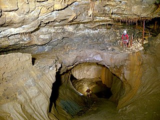 Geomorfología: "El Cráter" de la cueva de Goikoetxe (Busturia, Vizcaya).