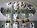 Spiegel met lampen boven het Info Center van het Groninger Museum (Jaime Hayon, 2010)