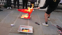 有示威者焚燒中國國旗