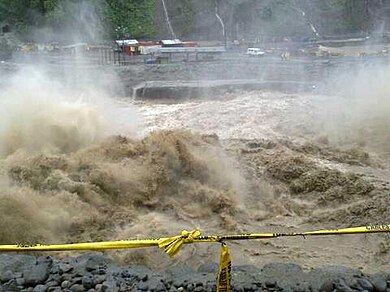 Represa hidroeléctrica de Reventazón, que se encontraba en construcción destruida por inundaciones. Luis Madrigal/Wikinoticias