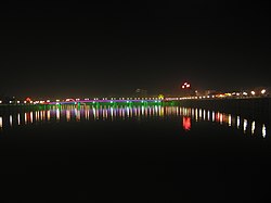 Ночной вид моста Цзяньинцзинянь через реку Мэйцзян