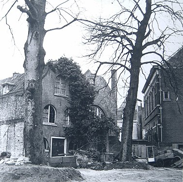 Rechts joodse school, links ruïne van de synagoge (1960).
