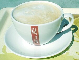 Deutsch: Kaffeetasse mit Milchkaffee (Café au ...