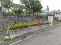 Pompe bac-à-fleurs avec l'église à l'arrière-plan.