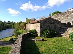 Le jardin public, avec vue sur les fortifications.