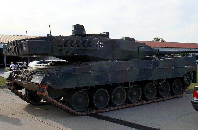 File:Leopard 2A5 mit neuer Mehrfachwurfanlage.jpg