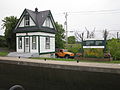 Octobre 2012 Logette de l'écluse 8 du canal de Chambly, inscrite au répertoire des lieux patrimoniaux du Canada sous le numéro 11077 45° 26′ 17″ N, 73° 15′ 25″ O