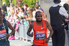 Ibrahim Jeilan při maratonu v Londýně v roce 2014