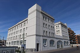 Building on Long Beach boardwalk