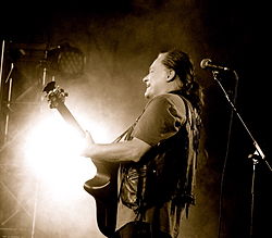 Marty Balin esiintymässä vuonna 2011.