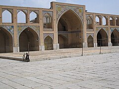 Masjid-i Hakim en Isfahán (siglo XVII). Conexión con el iwán a través de arcadas de dos pisos
