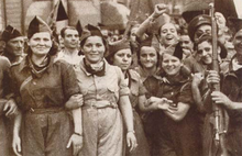 Spanish anarchist militiawomen during the 1936 Revolution Milicianas CNT-FAI.png