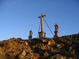 Kreuzigungsgruppe auf dem Gipfel