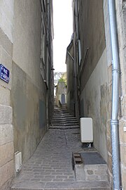 Ruelle et ses marches dans le sens de la montée