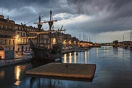 Le Nao Victoria (voir Victoria (bateau)) accosté au quai de la République à Sète. Juin 2019.