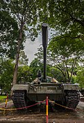 Вьетнамский танк Т-54 в саду у входа во дворец