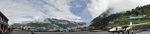 Una fotografía panorámica del aeropuertu de Lukla y la so contorna.