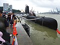 中华民国海军基隆威海营区开放参观，基隆港西岸码头，海狮军舰（SS-791）舰首右舷与参观本舰的游客队伍。