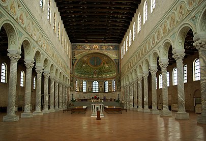 Interior da Basílica de Santo Apolinário em Classe, em Ravena