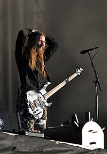 Pär Sundström během vystoupení na Wacken Open Air 2013. Ruce má za hlavou a dívá se směrem k publiku.