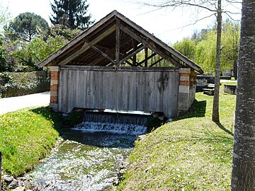 Lavoir sur la Chironde, à l'est du bourg de Saint-Geniès.