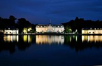 Schloss Benrath im Spiegelblick des Frontweihers